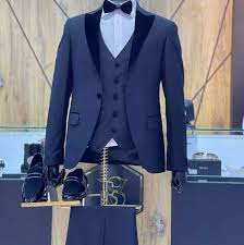 بدلة سهرة ملكية – ياقة مخملية لامعة وأزرار فاخرة I Royal Tuxedo – Glossy Velvet Lapel & Premium Buttons