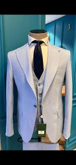بدلة رمادية فاتحة – أناقة راقية في بساطة الصيف Light Grey Suit – Elegant Simplicity for Summer
