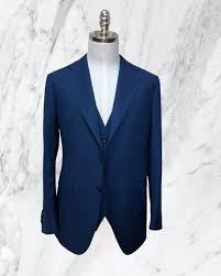 البدلة الزرقاء الهادئة – أناقة بثقة I Dusty Blue Suit – Calm Elegance with Confidence