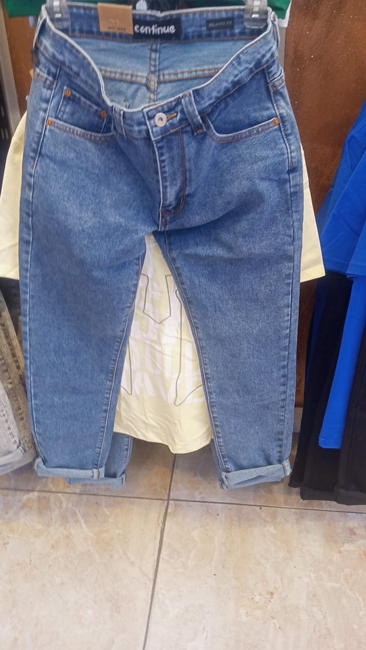 جينز أزرق كاجوال بثنية أنيقة – ستايل يومي بسيط Casual Light Blue Jeans with Rolled Cuffs – Everyday Comfort