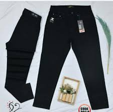 بنطلون أسود كلاسيكي بحزام فاخر – أناقة عصرية I Classic Black Slim Jeans with Signature Gold Belt