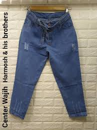 جينز شبابي بتمزيقات خفيفة – إطلالة عصرية جريئة I Mid-Blue Distressed Jeans with Rolled Cuffs – Bold Casual Style