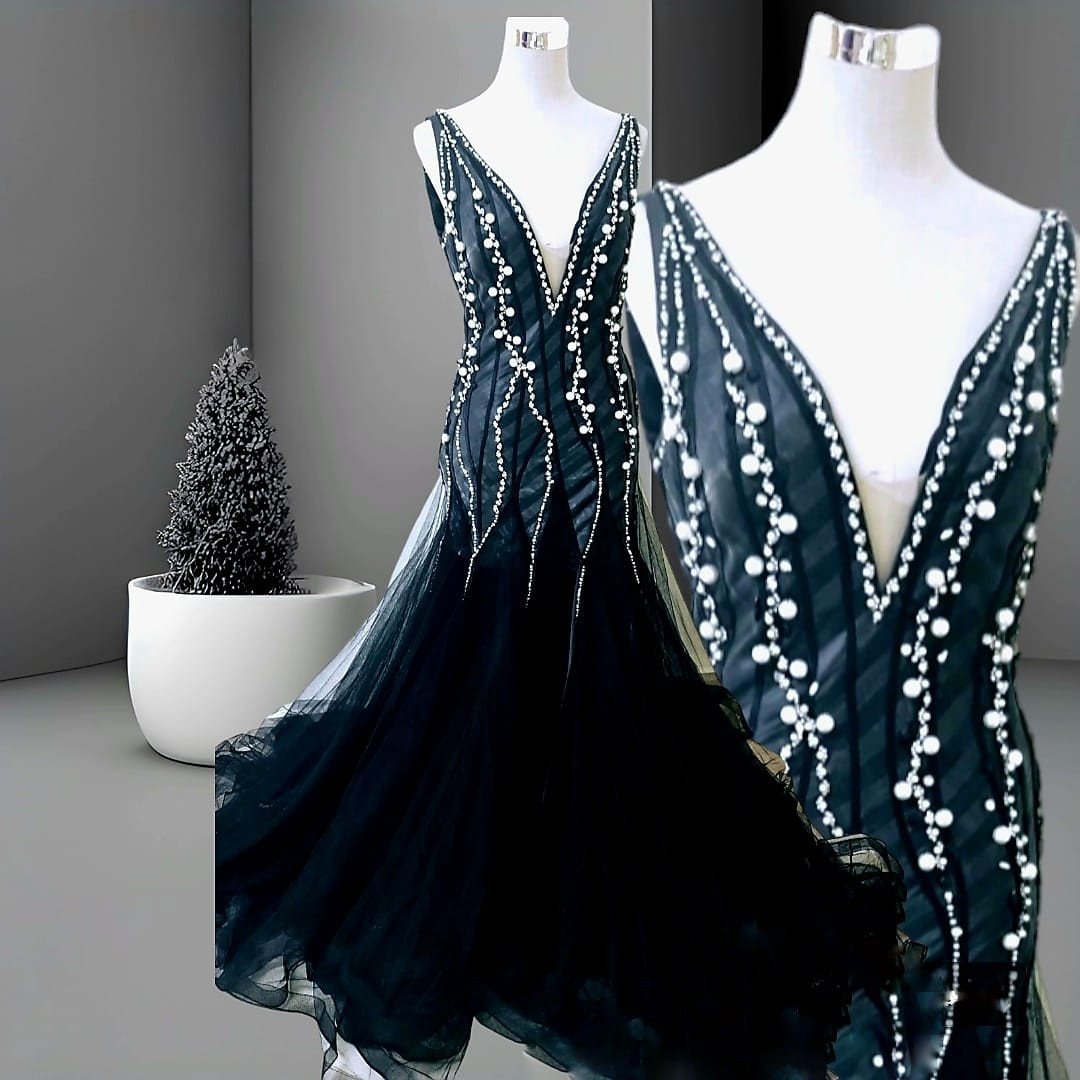 فستان أسود مع لؤلؤ Black Dress with Pearls