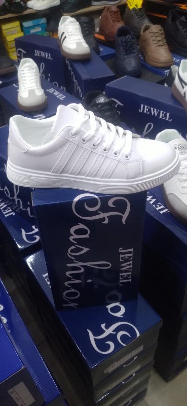 بوط رجالي بتصميم رياضي – "ستايل أديداس" Men’s Sport-Inspired Boots – "Adidas Style"